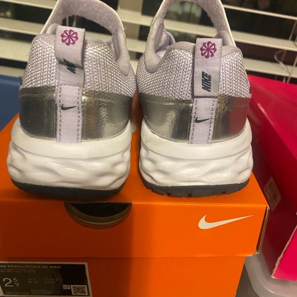 Girls Nike  Revolution sneakers size 2.5 - Picture 2 of 4